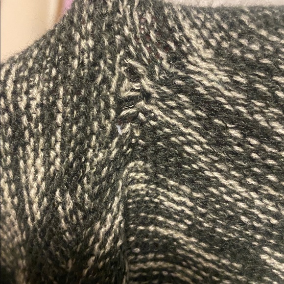 ROOTS cardigan size medium - Picture 9 of 10